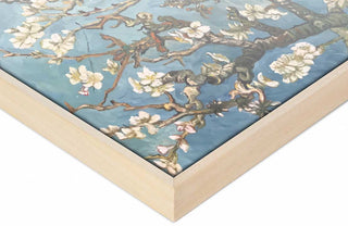 Naturel Baklijst: Light wood-framed canvas featuring close-up of white blossoms on branches, reminiscent of Van Gogh's style. Ideal for modern interior design.