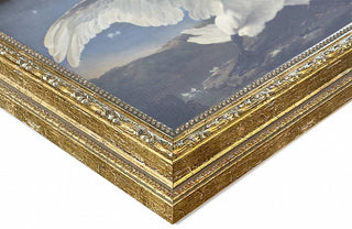Gouden Sierlijst: Ornate gilded wooden frame corner with a painting of white feathers set against a sky-and-landscape background, showcasing fine craftsmanship.
