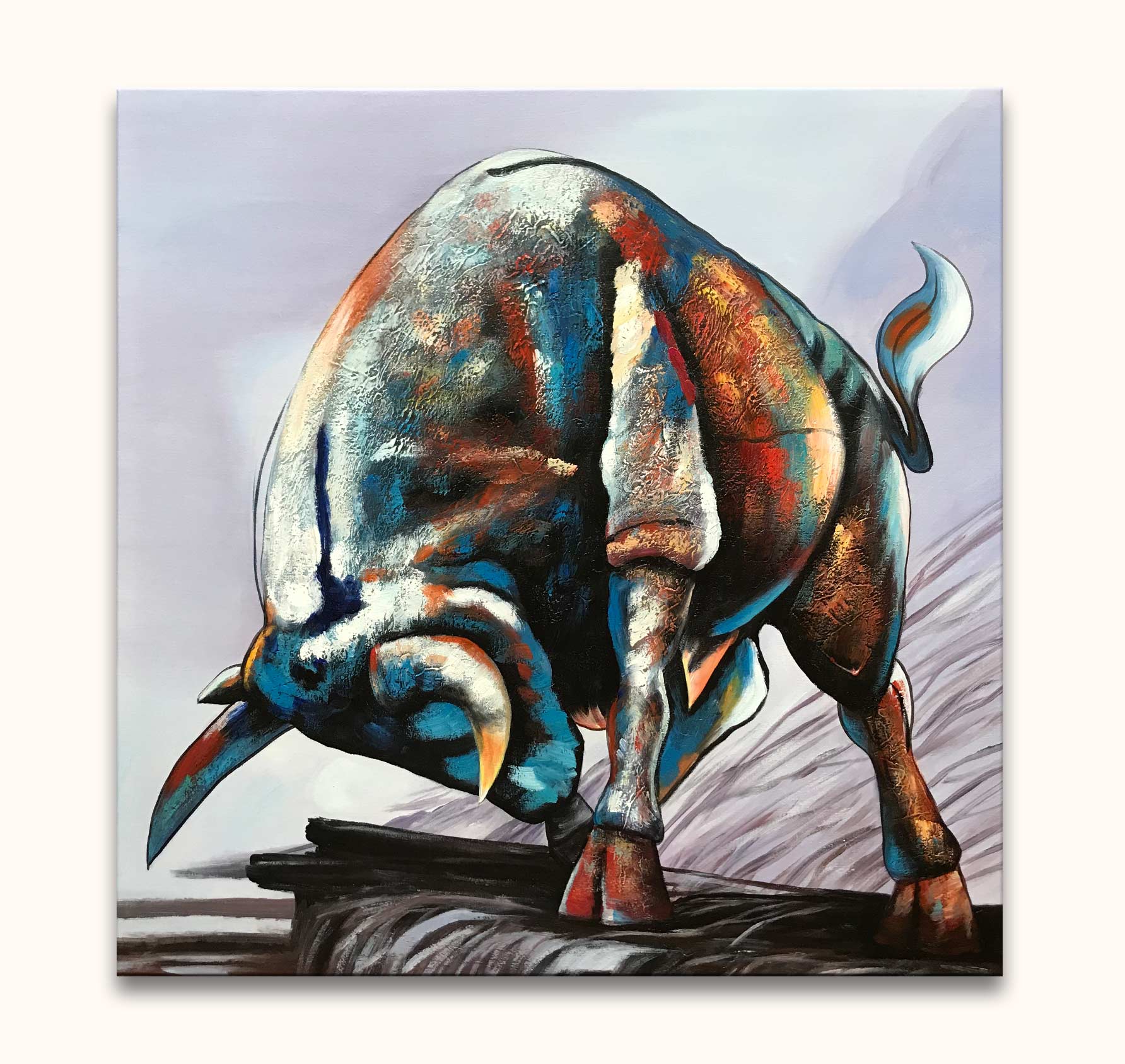 Boze Stier - Olieverf op canvas: Expressieve stier in lage houding, geschilderd met textuur en levendige kleuren, symbool voor kracht en beweging. Geschilderd door moderne kunstenaar.