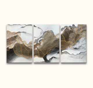 3-Luik Goudweb - Acrylverf op canvas toont een moderne triptiek met marmerachtige achtergrond en vloeiende gouden lijnen, perfect voor interieurontwerp.