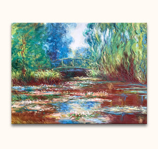 Claude Monet – Lotusbloemen bij Brug: Impressionistisch schilderij met waterlelievijver en houten brug, omlijst door bomen. Hoge kwaliteit, direct ophangbaar, UV-bestendig doek.