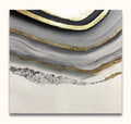 Gelaagd Goud 1 - Acrylverf op canvas: Abstract schilderij met geode-inspiratie, grijze en witte lagen met gouden accenten, op gespannen frame zonder lijst nodig.
