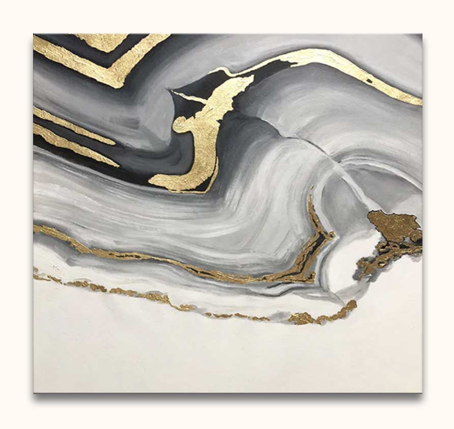 Handgeschilderd schilderij Gelaagd Goud 2: abstracte grijs-witte marmerachtige wervelingen met gouden accenten. Modern acrylwerk op canvas, klaar om op te hangen.