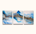 3-Luik Gouden Web - Acrylverf op canvas: Abstract drieluik met blauwe en witte tinten, verbonden door gouden lijnen. Geschilderd op hoogwaardig canvas, klaar om op te hangen.