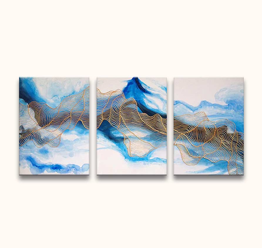 3-Luik Gouden Web - Acrylverf op canvas: Abstract drieluik met blauwe en witte tinten, verbonden door gouden lijnen. Geschilderd op hoogwaardig canvas, klaar om op te hangen.