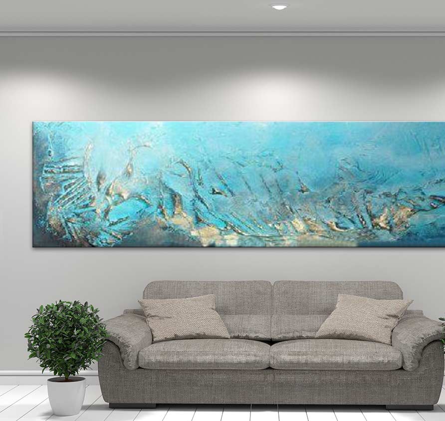 Abstract schilderij 'Big Blue' met dikke olieverf op canvas, in aqua en goudtinten. Hangt boven een lichtgrijze bank, verlicht door plafondspot.
