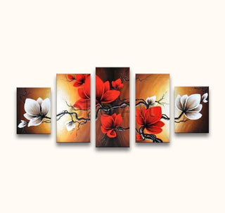 Rode en Witte Bloemen – Olieverf 5-Luik: Handgeschilderd canvas met rode en witte magnolia-achtige bloemen op takken, tegen een warme gouden achtergrond, opgespannen en ophangklaar.
