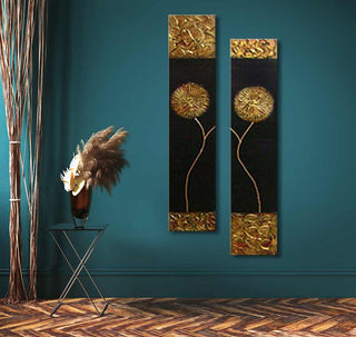 2-Luik Gouden Bloemen - Acrylverf op canvas: Twee zwarte panelen met gouden bloemen, omgeven door textuur, perfect voor moderne interieurontwerpen. Geïnspireerd door abstracte kunstwerken.