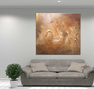 Twee-zits grijze bank met kunstwerk 'Golden Dawn' erboven: abstracte goudbruine vormen, dikke olieverf op canvas, rustieke moderne stijl. Geschikt voor interieurontwerp.