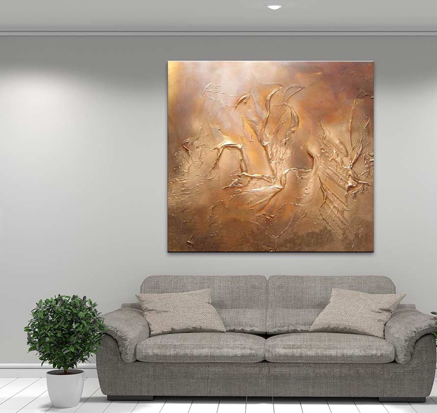 Twee-zits grijze bank met kunstwerk 'Golden Dawn' erboven: abstracte goudbruine vormen, dikke olieverf op canvas, rustieke moderne stijl. Geschikt voor interieurontwerp.