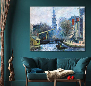 Handgeschilderd olieverfschilderij Prinsengracht door Claude Monet, impressionistisch stadsgezicht met gracht en brug, opgehangen boven een teal gestoffeerde bank in een woonkamer.