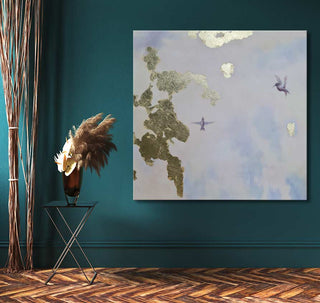 Gold Humming Birds - Olieverf op canvas: Abstract schilderij met gouden vormen en twee kolibries, opgehangen in een moderne interieurhoek met pampasgras en een metalen bijzettafel.