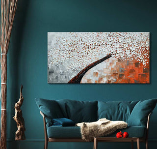 Magnolia – Dikke olieverf op canvas: Impasto schilderij met witte magnolia bloesem op grijs-roest achtergrond, opgehangen boven een diepe teal loveseat in een stijlvol interieur.