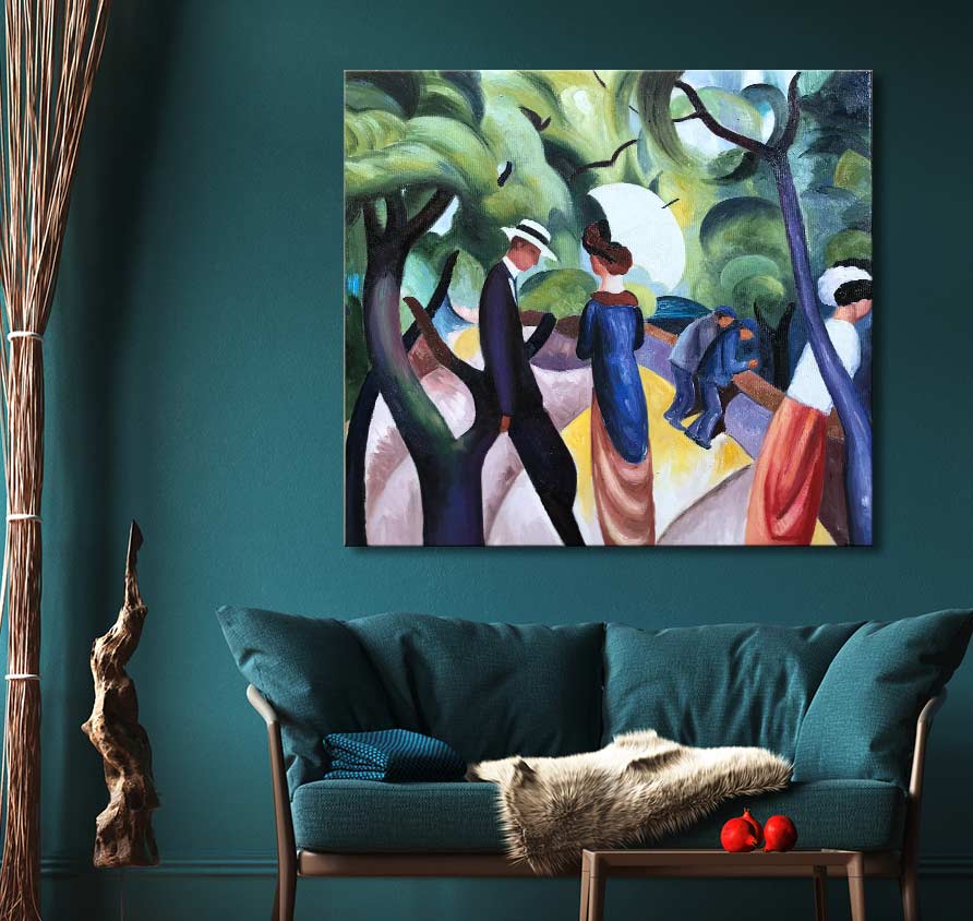 August Macke – Promenade: Fauvist/Cubist schilderij boven een teal bank in een stijlvolle woonkamerhoek, met houten sculptuur en koffie tafel decor.