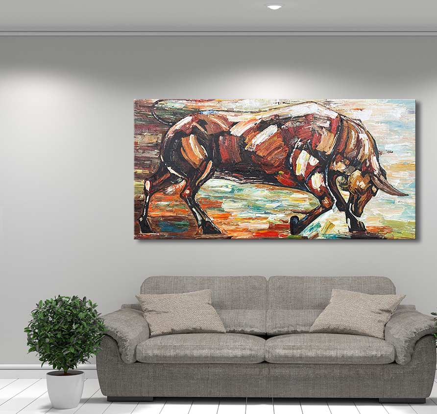 Boze Os - Olieverf op canvas. Impressionistisch schilderij van een os boven een grijze bank met beige kussens en een plant. Geschilderd op zuurvrij canvas.