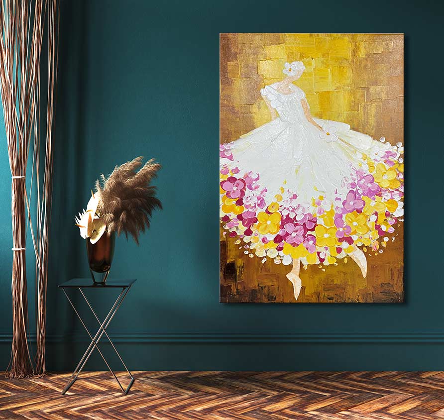 Grote schilderij Colourful Ballerina met een dansende figuur in witte jurk, dikke olieverf op canvas, tegen een goudbruine achtergrond. Te zien in een stijlvolle kamer.