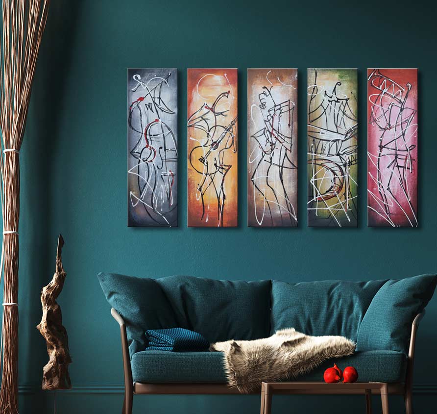 Tribal Orchestra – Olieverf 5-Luik: Abstract tribaal kunstwerk met warme tonen en vloeiende lijnen boven een teal bank, perfect voor moderne interieurontwerpen.