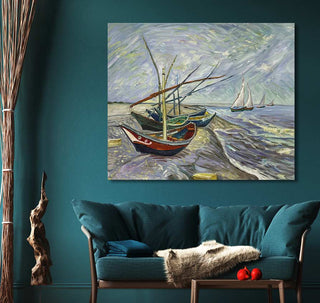 Vincent van Gogh's Vissersboten op het Strand van Saint-Maries olieverfschilderij boven een teal-blauwe bank, met impressionistische boten en zeegezichten. 