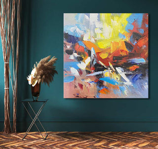 Handgeschilderd schilderij ‘Colourful Days’ op een houten frame, abstracte kleurschakeringen in olieverf. Geplaatst in een stijlvolle hoek met pampasgras en herringbone vloer.