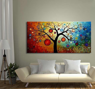 Handgeschilderd schilderij 'Appelboom' op canvas met kleurrijke abstracte boom, centraal in moderne woonkamer met crèmekleurige sofa en vloerlamp. Geschilderd met dikke olieverf.