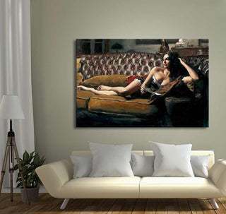Fabian Perez' olieverfschilderij 'Saba with Letter', toont een vrouw lezend op een leren bank. Geschilderd op museumkwaliteit canvas, klaar om op te hangen.