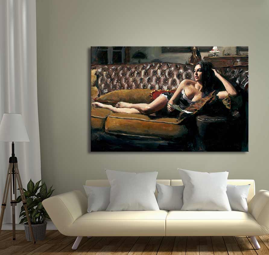 Fabian Perez' olieverfschilderij 'Saba with Letter', toont een vrouw lezend op een leren bank. Geschilderd op museumkwaliteit canvas, klaar om op te hangen.