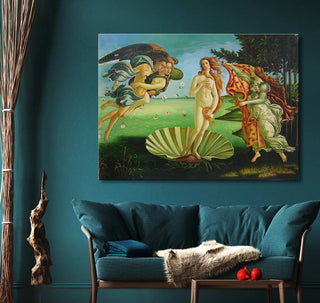 Botticelli's De Geboorte van Venus handgeschilderd olieverfdoek, gespannen op houten frame, boven teal settee. Romantische, symbolische renaissancekunst voor interieurdecor.