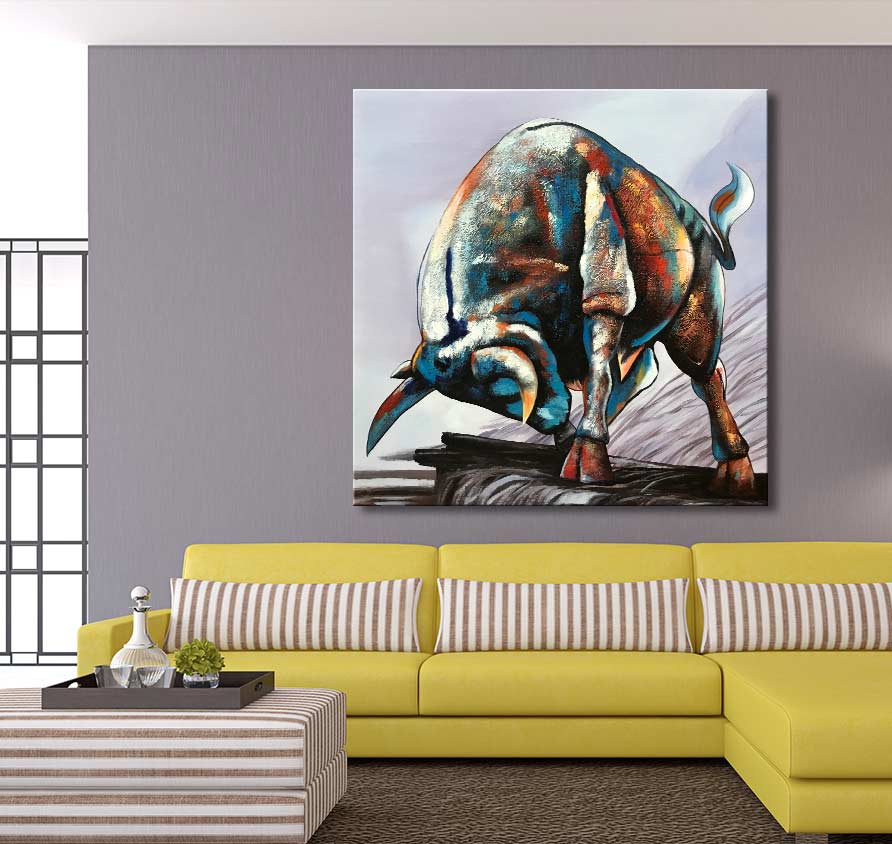 Boze Stier - Olieverf op canvas: Abstracte stier in beweging boven gele bank, energieke kleuren en dynamiek. Perfect voor liefhebbers van dierenkunst.
