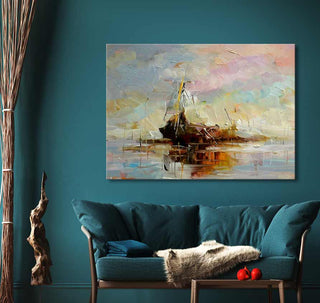 Olieverfschilderij Windstil bij Ameland toont boten bij Ameland in romantische stijl, opgehangen boven een teal bank in een moderne woonkameropstelling.