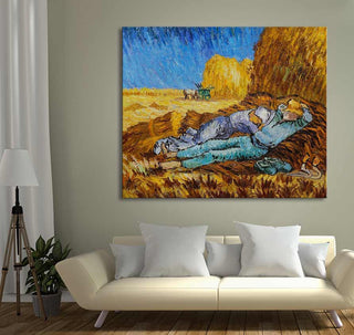 Vincent van Gogh - Middagdutje: Twee rustende landarbeiders naast een hooiberg in een modern interieur met olijfgroene muur en witte sofa, handgeschilderd olieverfschilderij.