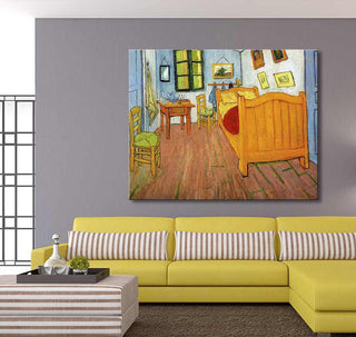 Vincent van Gogh - De Slaapkamer handgeschilderd olieverfwerk, ingelijst boven een mosterdgele bank in een moderne zitkamer, perfect voor kunstliefhebbers.