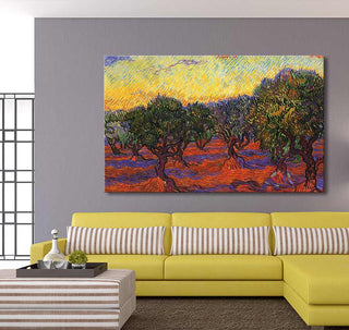 Vincent van Gogh - Boomgaard in de Provence, impressionistisch olieverfschilderij met kleurrijke bomen, hangt boven een moderne, gele bank in een stijlvol ingerichte woonkamer.