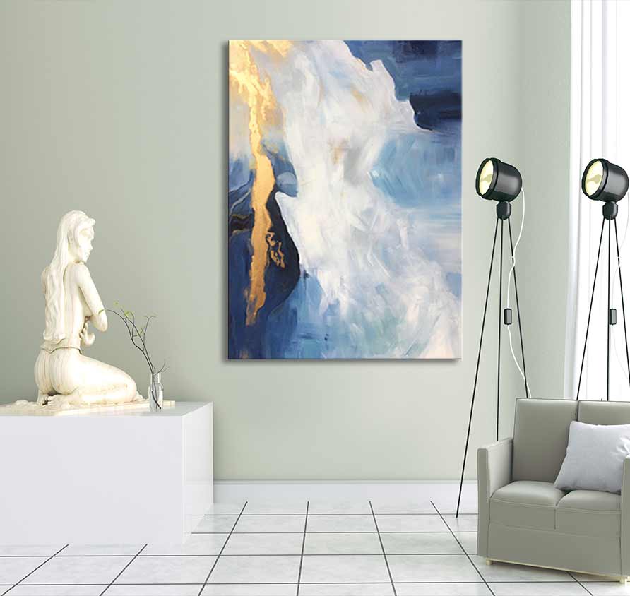 Gouden Waterval: Abstract acrylverfschilderij met blauwe-witte tinten en gouden accenten, opgehangen in een minimalistische galerieruimte. Ideaal voor moderne interieurs.