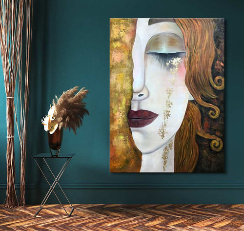 Gustav Klimt – Gouden Tranen: Olieverfschilderij van een vrouw met een gesloten oog en gouden accenten, opgespannen op houten frame met ophangsysteem, zwart bijzettafeltje links.