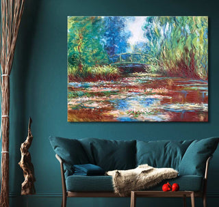 Claude Monet – Lotusbloemen bij Brug: Handgeschilderd olieverfschilderij met impressionistische waterlelies en brug, opgehangen boven een teal sofa, perfect voor moderne kunstliefhebbers.