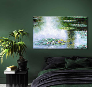 Monet's Waterlelies bij Saint-Tropez olieverfschilderij hangt boven een bed, toont waterlelies in impressionistische stijl. Geschilderd op canvas, direct ophangbaar.