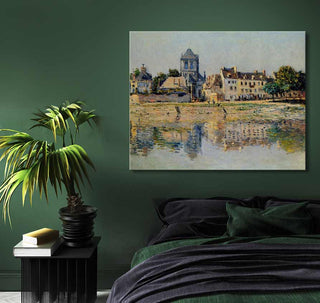 Claude Monet - Zeehaven van Vallecrosia schilderij boven een bed, toont een impressionistisch dorpsgezicht in waterreflectie. Geschilderd op museumkwaliteit canvas, klaar om op te hangen.