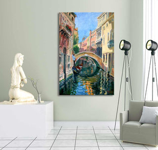 Olieverfschilderij Ponte Widmann van Claude Monet, toont Venetiaanse canal, brug en gondel. Geplaatst in een minimalistische ruimte, naast klassieke sculptuur en moderne grijze fauteuil.