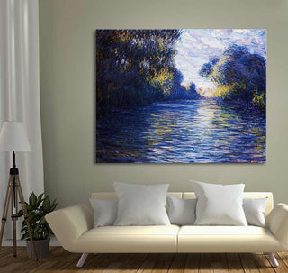 Claude Monet – Morning on the Seine: Handgeschilderd olieverfschilderij op canvas, toont een zonovergoten rivier met bomen, stijlvol weergegeven boven een crème bank.
