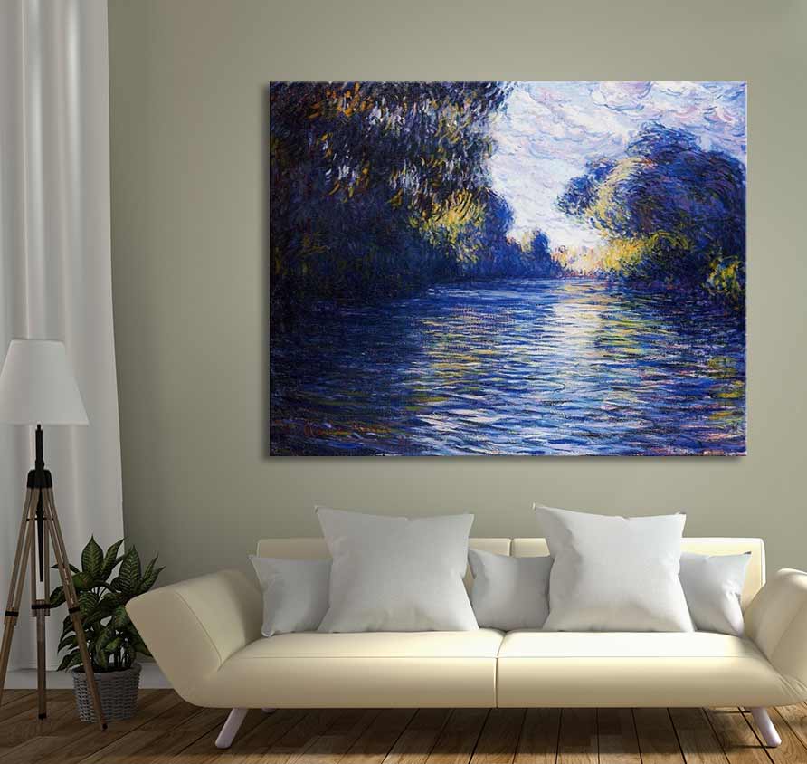 Claude Monet – Morning on the Seine: Handgeschilderd olieverfschilderij op canvas, toont een zonovergoten rivier met bomen, stijlvol weergegeven boven een crème bank.