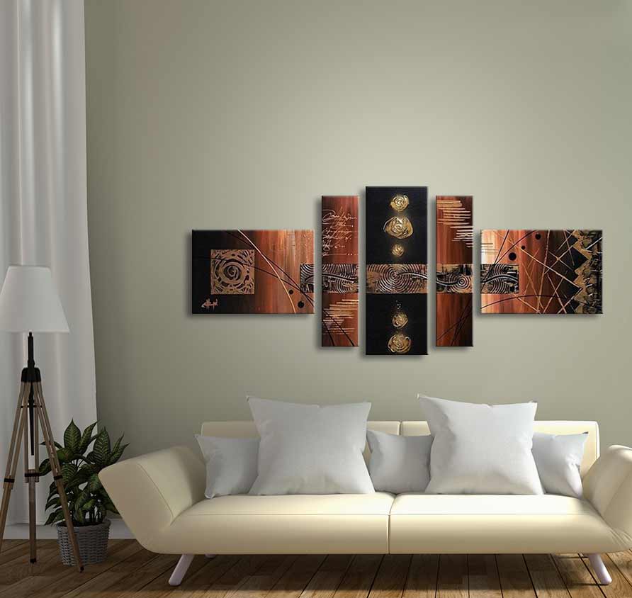 Tribal Art – Olieverf 5-Luik schilderij boven een moderne, crèmekleurige sofa met kussens. Abstracte tribale motieven in warme tinten, opgehangen in een stijlvolle woonkamer.