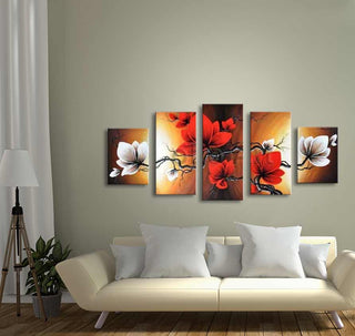 Rode en Witte Bloemen – Olieverf 5-Luik boven een crèmekleurige bank, toont magnolia-achtige bloemen in warme tinten. Ideaal voor moderne interieurontwerpen.