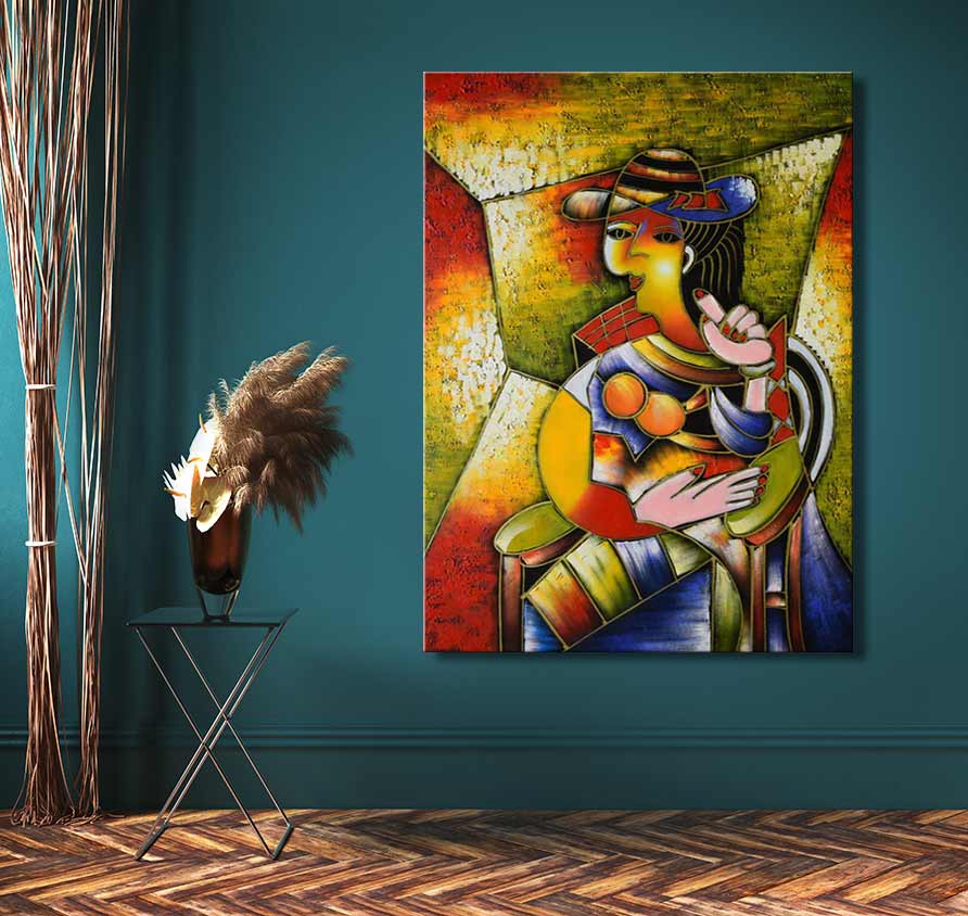 Handgeschilderd schilderij Anabella - Picasso signature in kubistische stijl, met een abstracte vrouw in hoed. Opgehangen aan een teal muur boven een houtvloer.