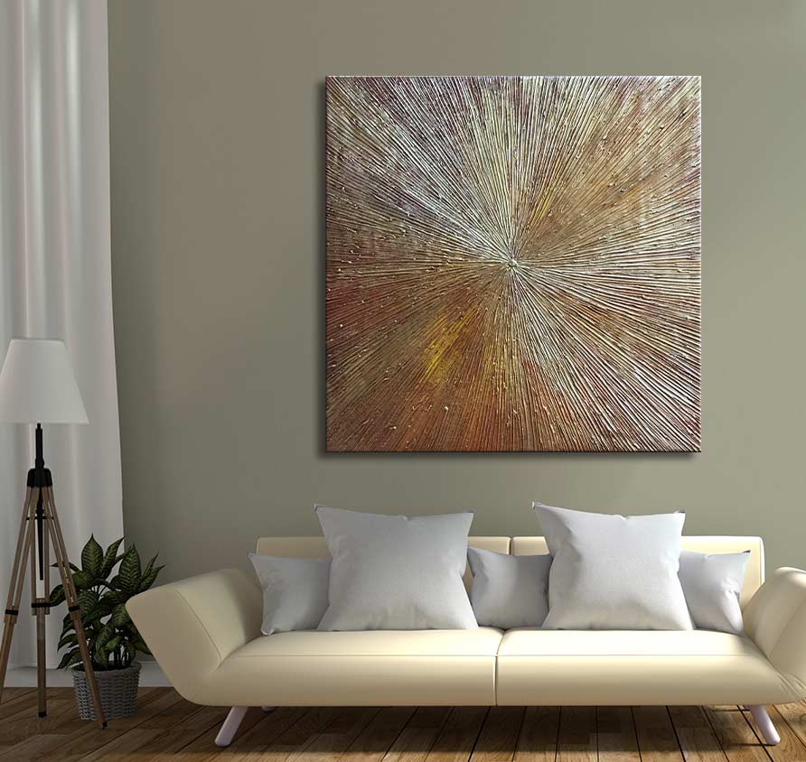 Schilderij Sterrelicht - Acrylverf op canvas: Stralende lijnen in brons en goud, opgehangen boven een crèmekleurige bank in een moderne woonkamerinrichting.