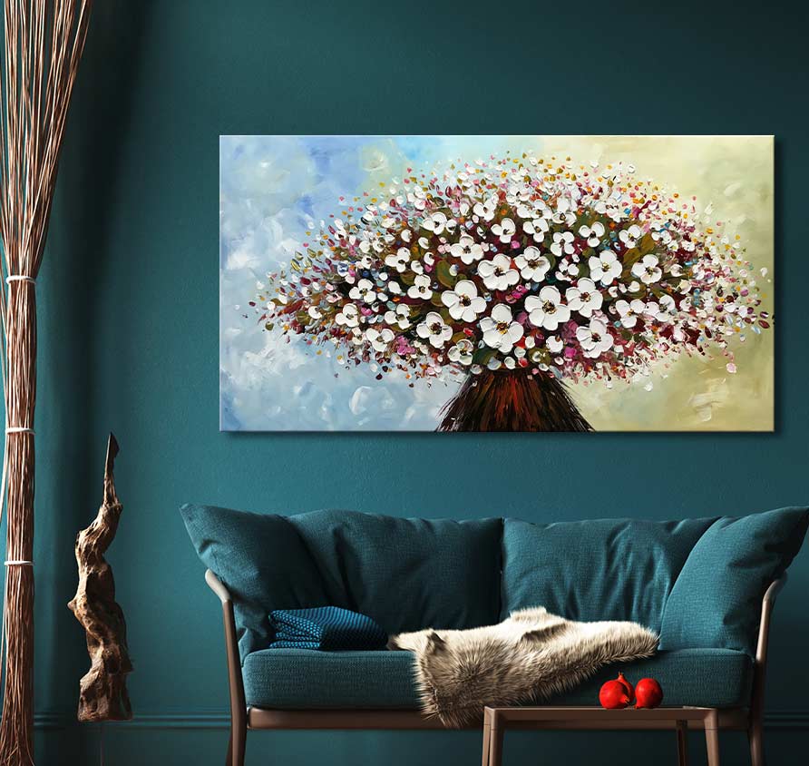 Wit Roze Bloemen – Dikke olieverf op canvas, bloeiende witte en roze bloemen op een modern paletmes schilderij boven een teal bank in een stijlvolle woonkamer.