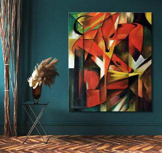 Franz Marc – Rode Vos: Abstract cubist painting of two foxes in vibrant colors, displayed in a stylish room with a metal table and pampas grass.