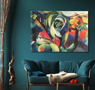 Franz Marc's De Mandrill schilderij op een teal muur boven een pluche loveseat, met kleurrijke abstracte patronen, expressieve stijl, en olieverf details.